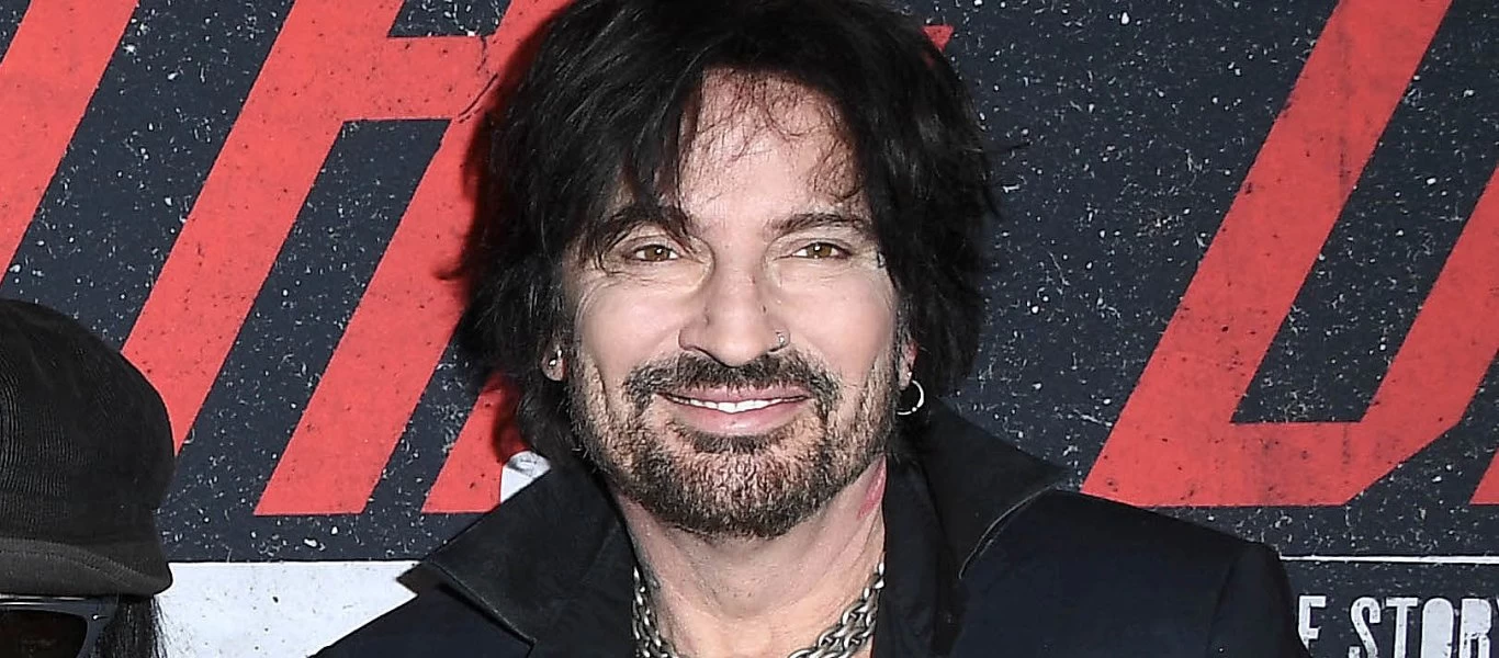 Για ποιο λόγο έγραψε επιστολή στον Μάκη Βορίδη ο γεννημένος στην Ελλάδα ντράμερ Tommy Lee;